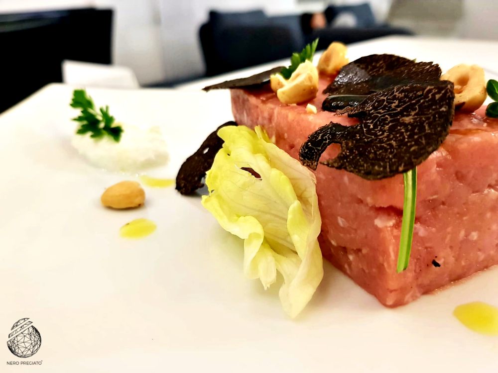 Battuta di vitello con burrata, nocciole e Tartufo Nero Pregiato
