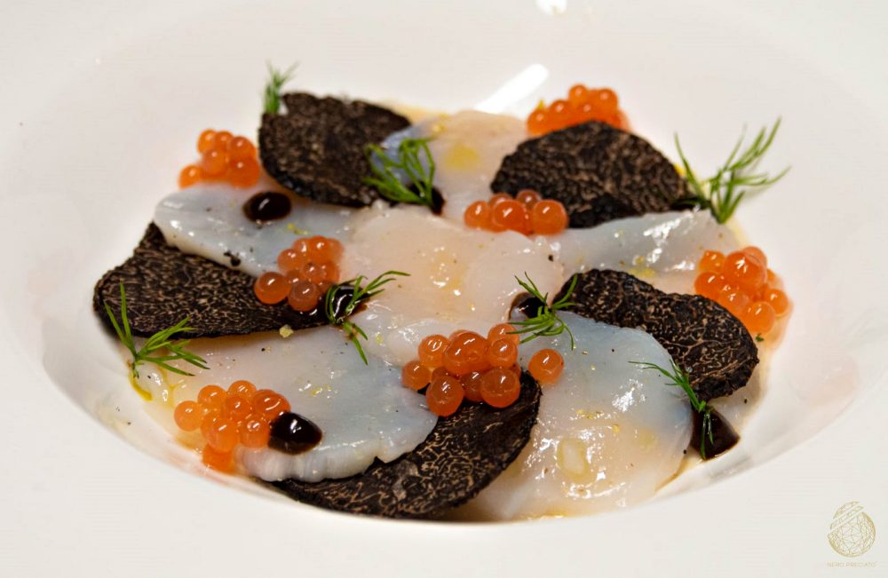 Carpaccio di capesante e tartufo nero pregiato