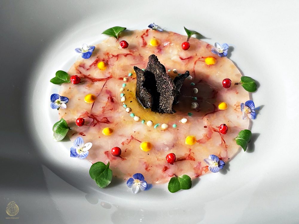 Carpaccio agrumato di gamberi rossi di Mazzara con petali di Tartufo Nero Pregiato
