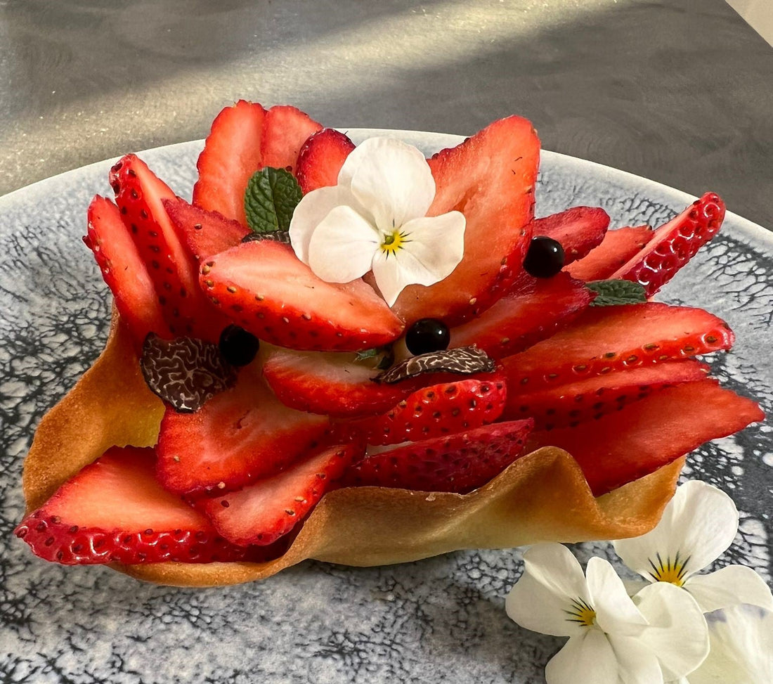 Cestino di cialda con crema, fragole, Tartufo Nero Pregiato e Perle di Tartufo Nero Pregiato all’aceto balsamico di Modena