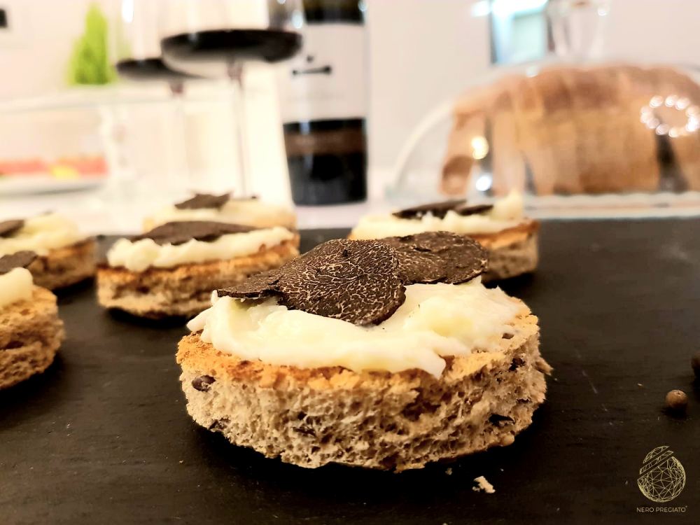 Crostino di pane integrale con crema di taleggio e Tartufo Nero Pregiato