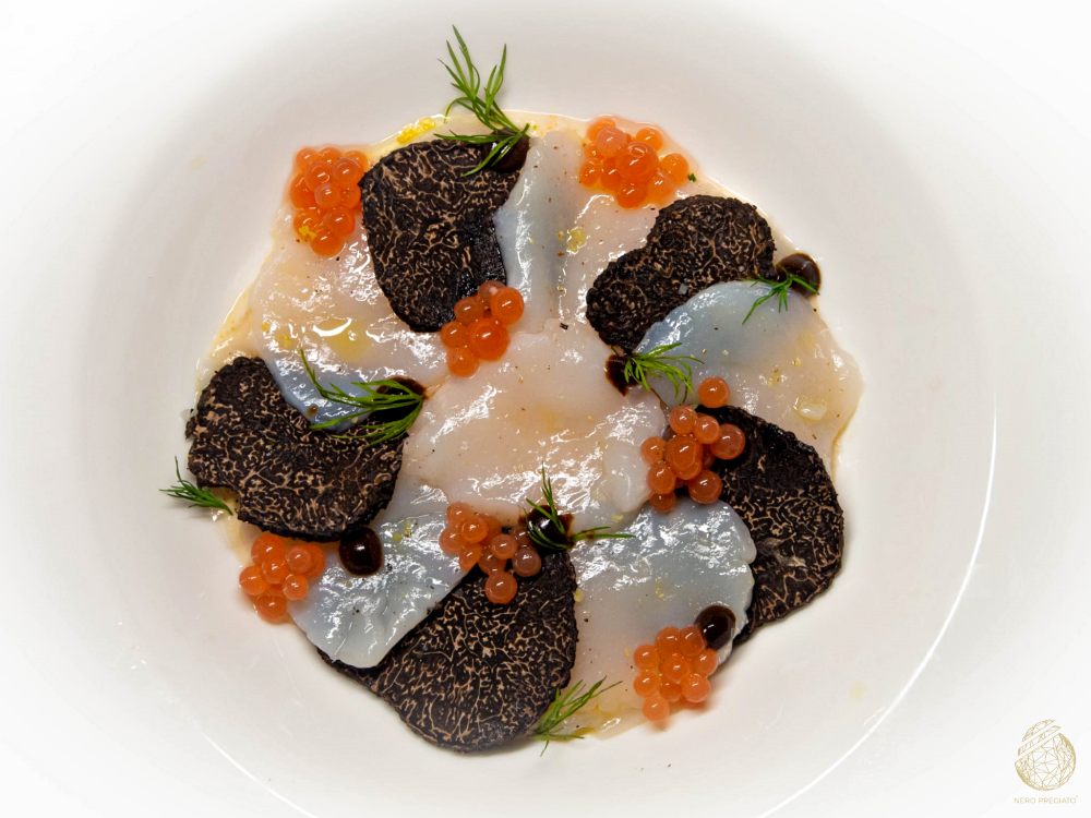 Jakobsmuschel-Carpaccio mit schwarzem Trüffel