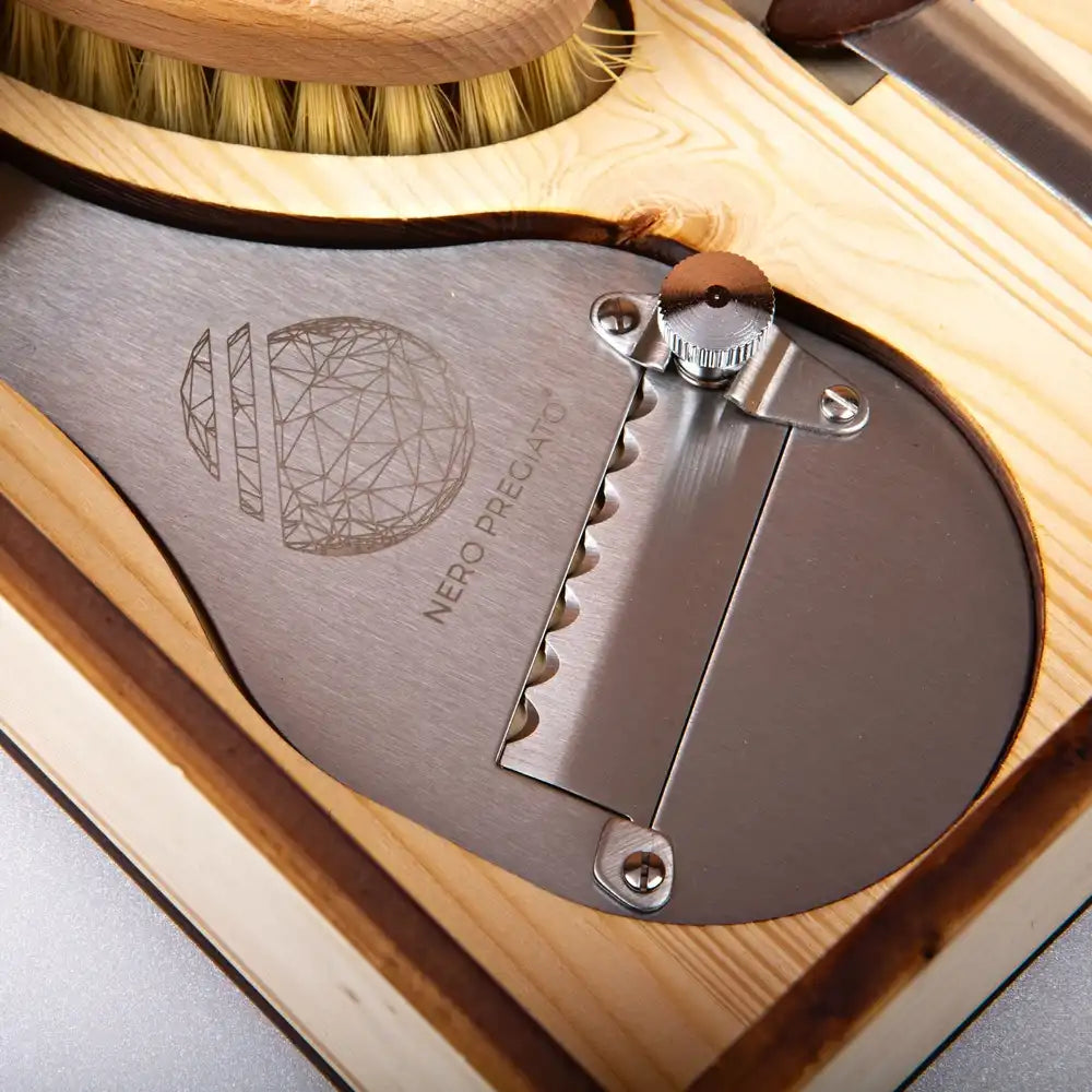 Cofanetto in legno, Coltello, Spazzolino, Affetta Tartufi inox