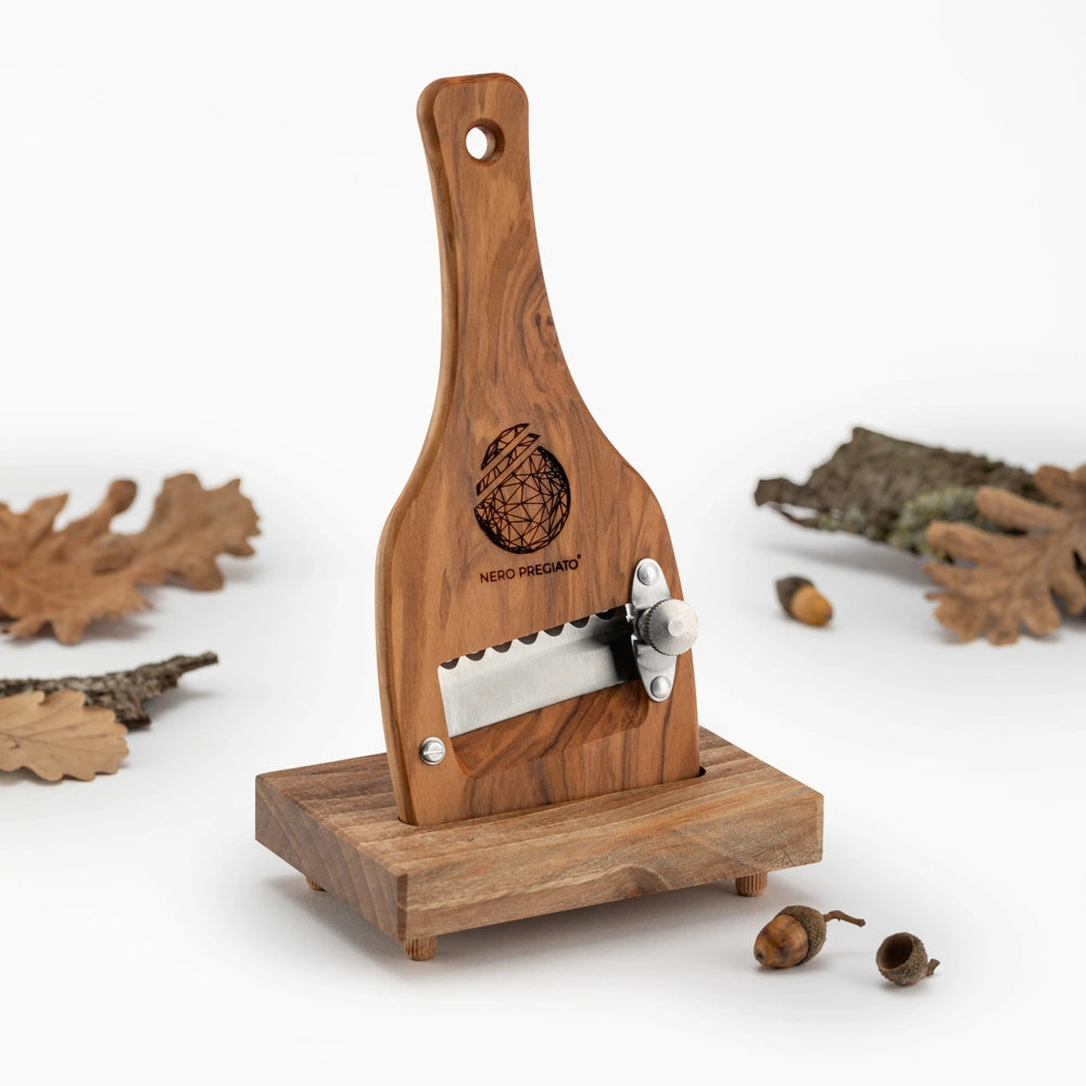 Affetta Tartufi in legno massello di Ulivo, lama Seghettata