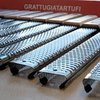Trüffelreibe aus Edelstahl, Holzgriff mit halber Feinheit
