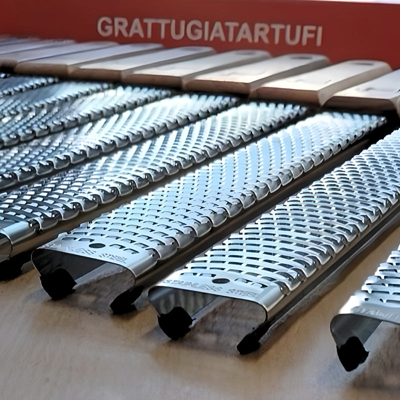 Trüffelreibe aus Edelstahl, Holzgriff mit halber Feinheit