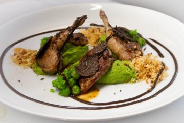 Quaglia con piselli in tre consistenze, Tartufo Nero Pregiato, salsa all’aglio nero e pane croccante di Altamura.