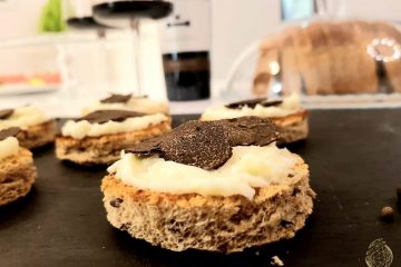 Crostino di pane integrale con crema di taleggio e Tartufo Nero Pregiato_Alessia Freretti_logo