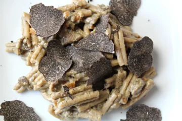 14. Pasta con funghi e crema di noci con Tartufo Nero Pregiato