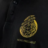 Primo piano della Polo da uomo logo NERO PREGIATO in cotone Fine Piqué