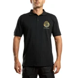 Modello che indossa la Polo da uomo NERO PREGIATO con outfit casual
