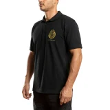 Modello che indossa la Polo da uomo di NERO PREGIATO con outfit casual