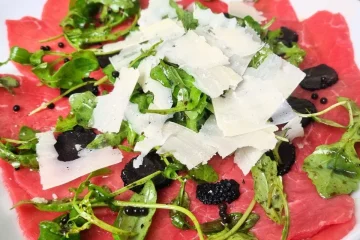 Carpaccio di Manzo al Tartufo Nero Pregiatoin salamoia con Insalata di Rucola