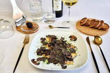 Filetto di branzino con funghi champignon e Tartufo Nero Pregiato