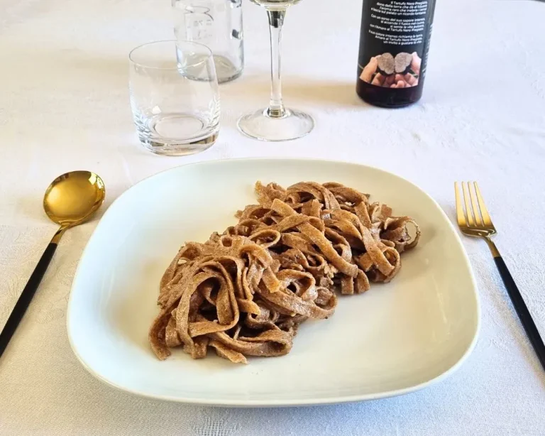 Tritichelle con Crema di Noci e Tartufo Nero Pregiato