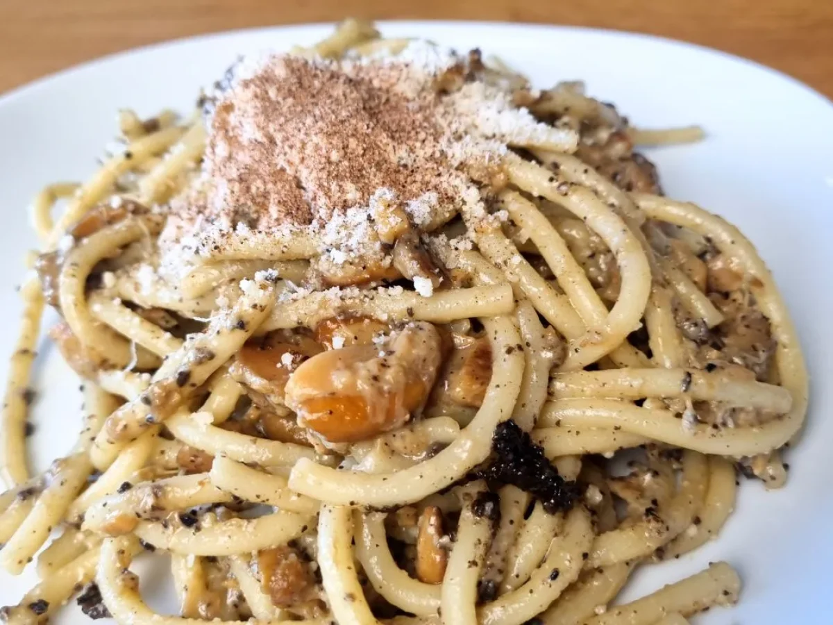 Bucatini con Funghi e Crema di Tartufo Nero Pregiato