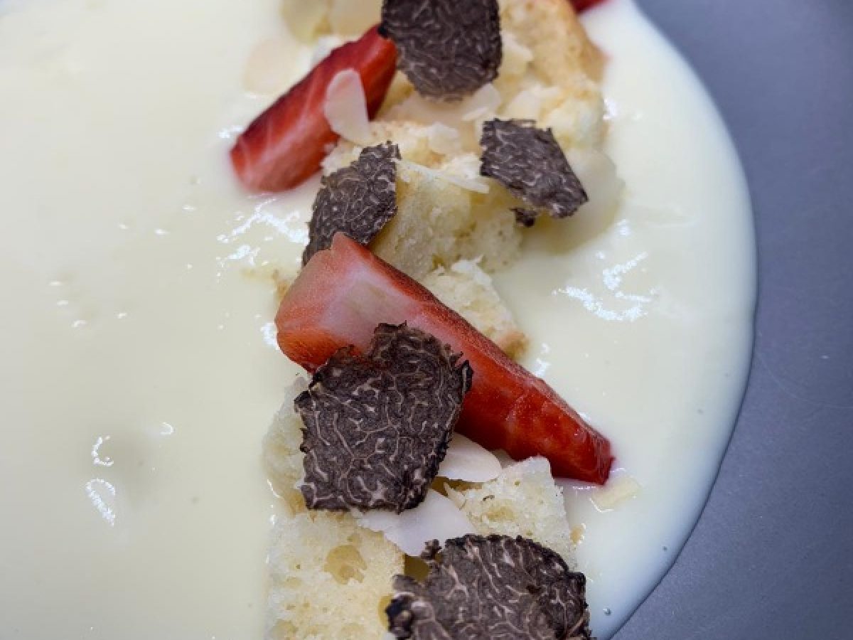 Crema inglese con pan di Spagna e tartufo nero pregiato