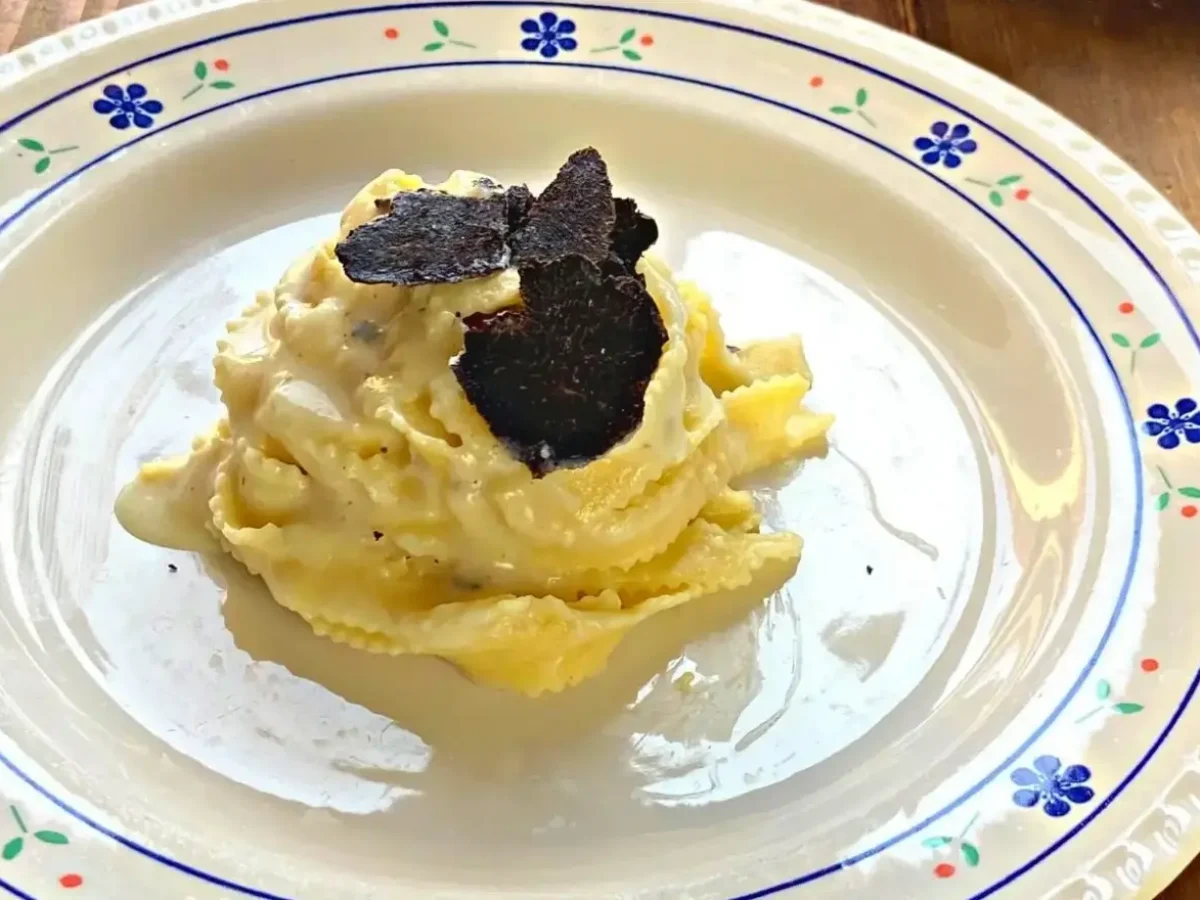 Immagine del primo piatto Frastagliate con crema di patate e gorgonzola con cascata di Tartufo Nero Pregiato