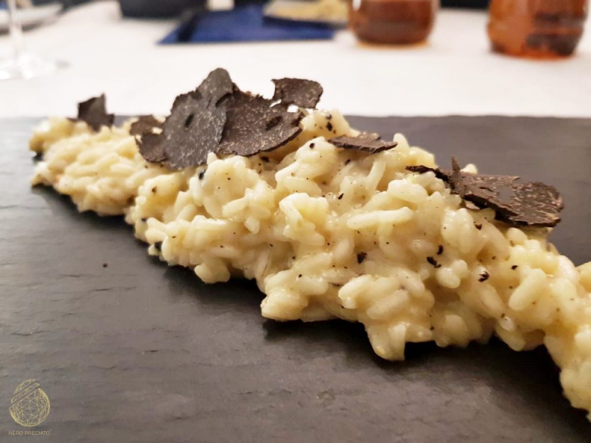 Risotto al Tartufo Nero Pregiato con limone e colatura di alici_Alessia Freretti_logo