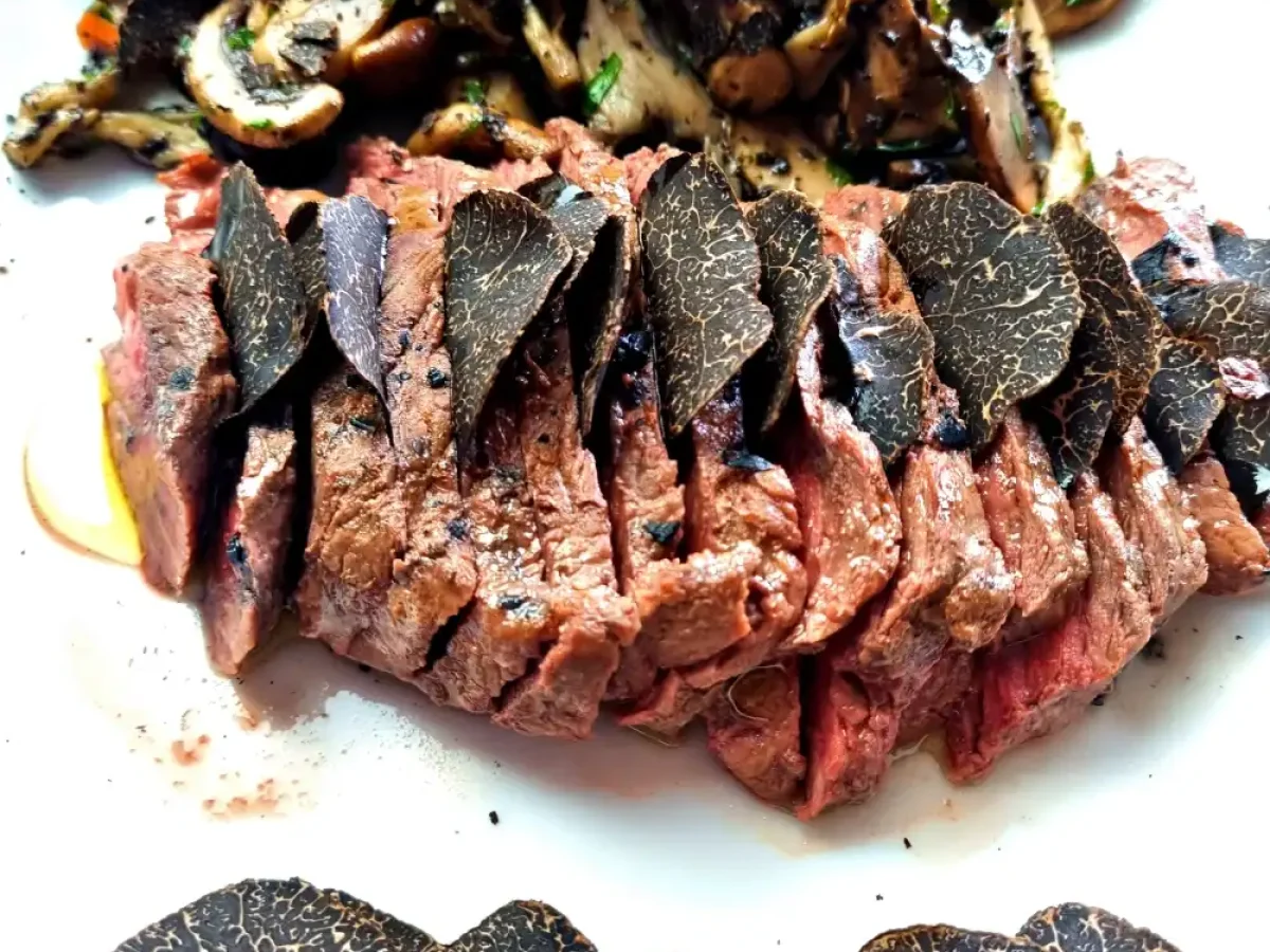 Tagliata di manzo con funghi e Tartufo Nero Pregiato-fiocco di sale nero